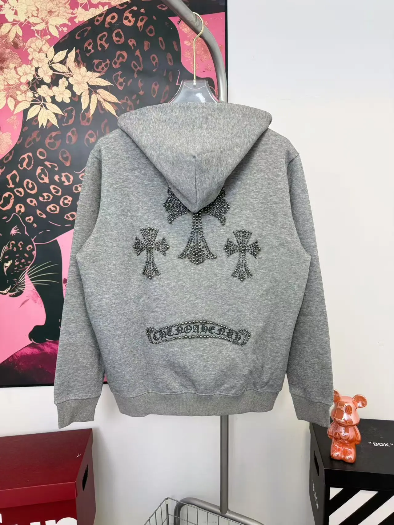 P340 Chrome Heart Cross Steel Cannon Bead Hooded Jacket ChromeHearts counter same style Hat thousands of needles embroidered letters Original custom hardware zippers The details are restored in place Very textured on the handle Three-dimensional and atmospheric Versatile and easy to wear in autumn Simple and elegant Adopt the os version The upper body effect is very good Suitable for all body types Soft and comfortable Back panel CH Sanskrit embroidered letters ➕ Back panel Horseshoe Cross Cannon Beads Pocket CH Steel Beads for finishing touches Machine washable, does not fade, does not deform Complete accessories, original mold opening, perfect restoration of zp 2:1, same style for men and women, versatile and not picky, size s m l xl color black gray